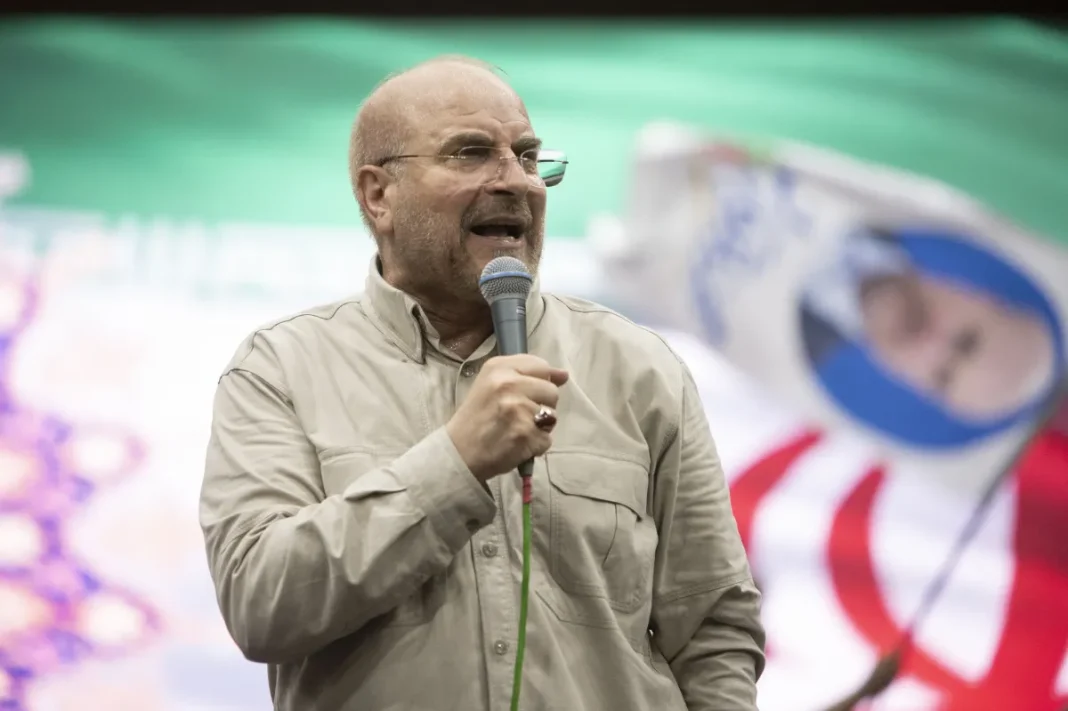 Mohammad Bagher Ghalibaf discursando no Parlamento do Irã sobre tensões militares com os Estados Unidos.