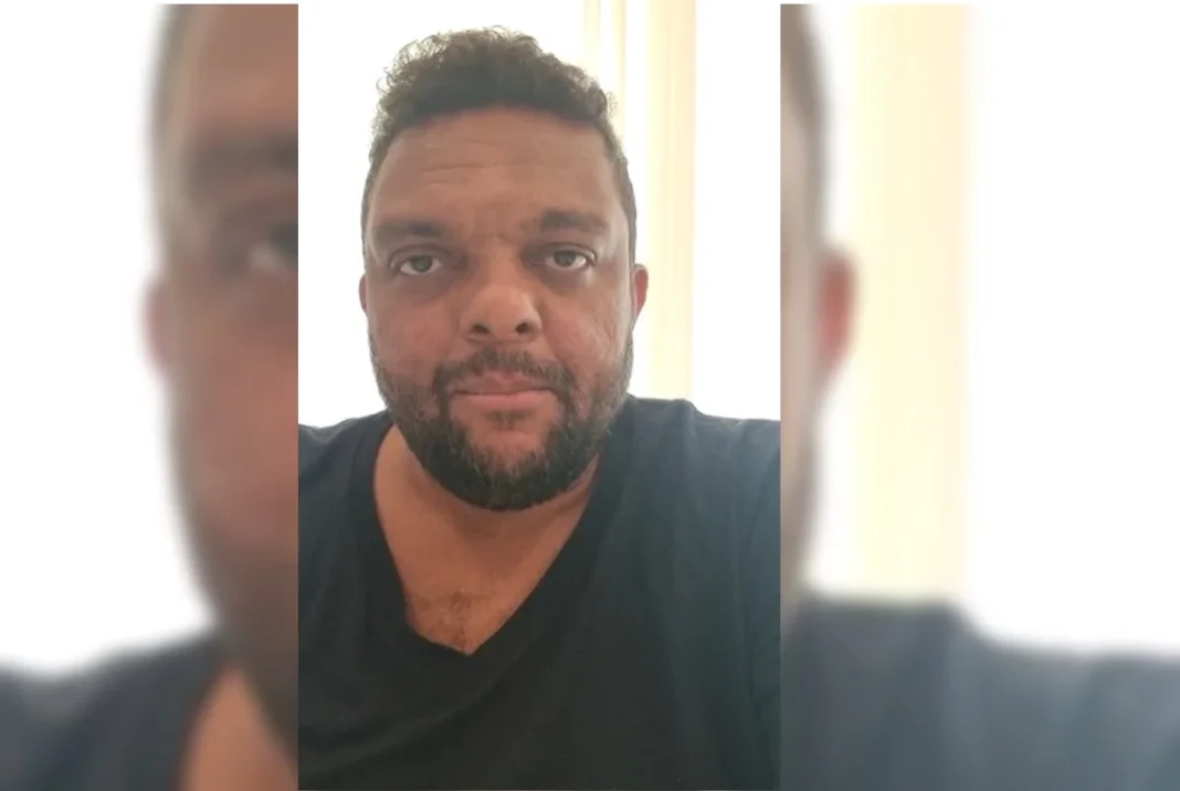 Deputado Otoni de Paula em captura de vídeo; ao lado, prints de comentários de seguidores criticando sua postura.