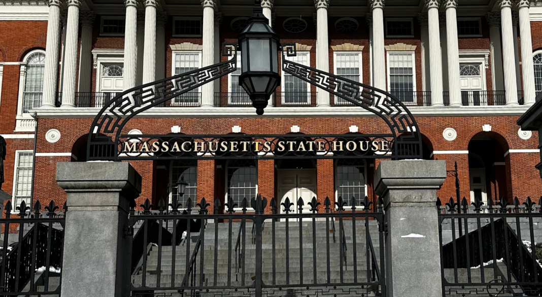 Fachada da Assembleia Legislativa de Massachusetts durante sessão de votação do Protect Act.