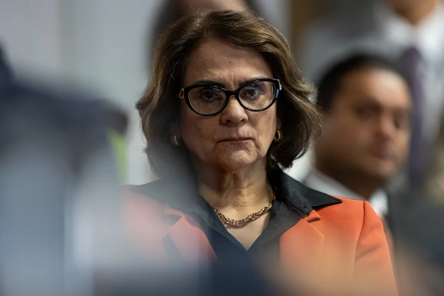 Senadora Damares Alves falando ao microfone durante sessão no Senado Federal.