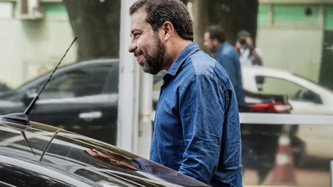Ministro Guilherme Boulos durante discurso sobre regulamentação de aplicativos e direitos trabalhistas.