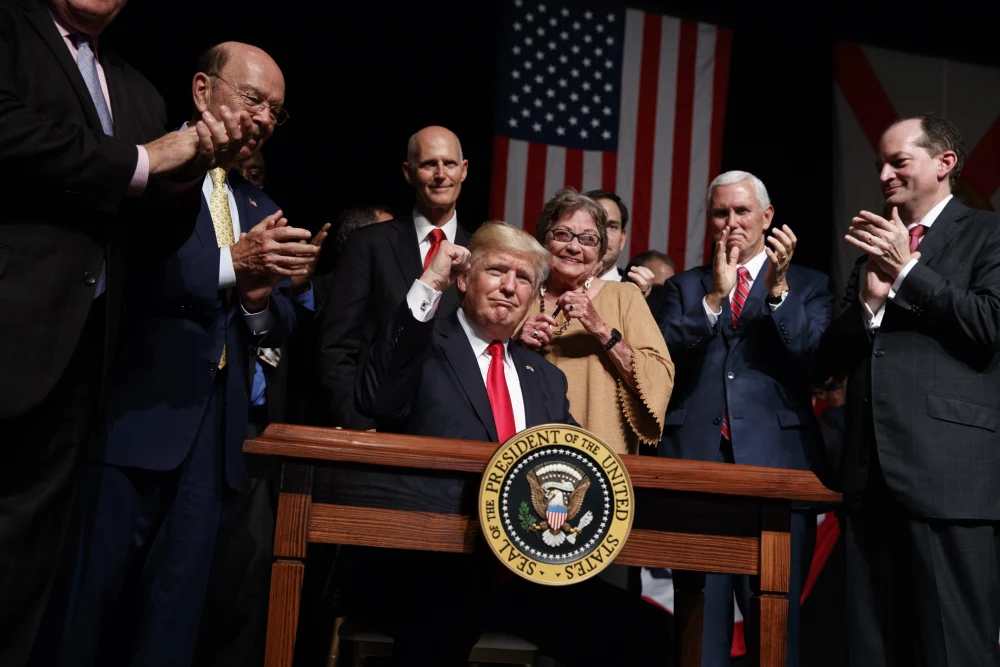 Foto do presidente Donald Trump durante coletiva de imprensa discutindo política externa e sanções contra Cuba.
