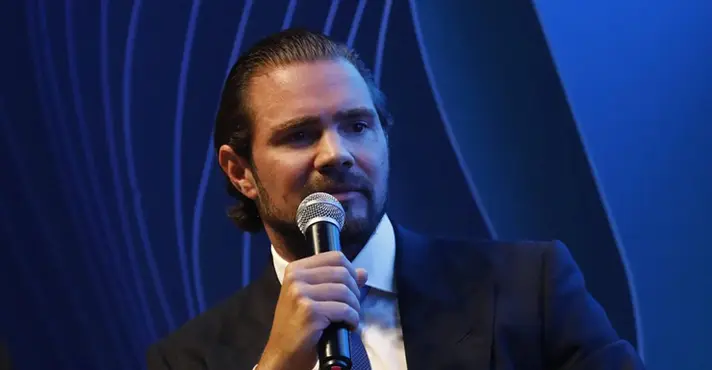 Documentos judiciais e mensagens de texto exibidas em uma tela de computador simbolizando a investigação contra Daniel Vorcaro.