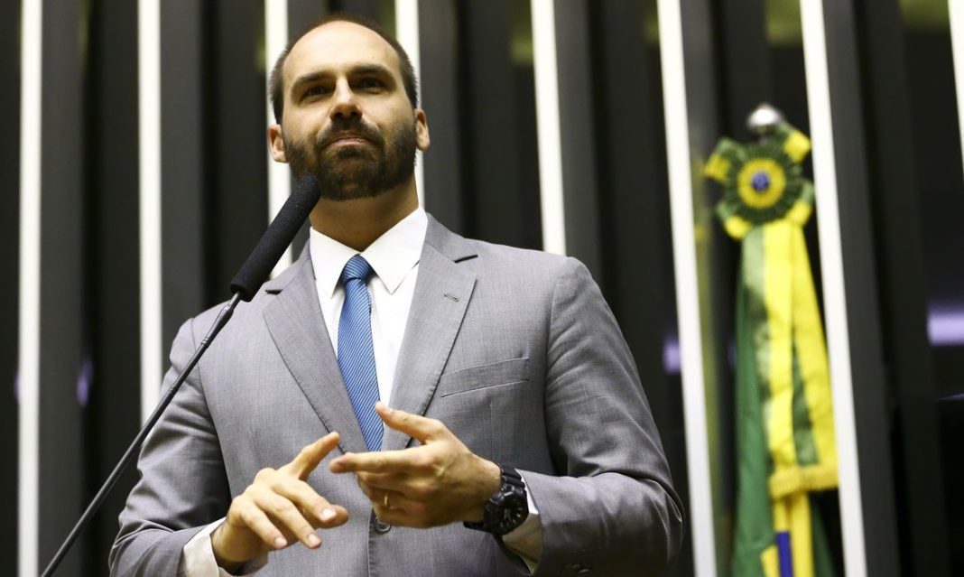 Eduardo Bolsonaro mantém suplência ao Senado e diz viver exílio nos EUA