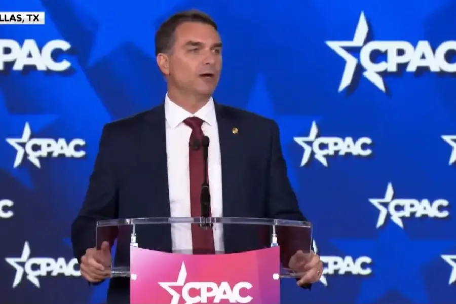 Senador Flávio Bolsonaro discursando em púlpito durante o evento CPAC.