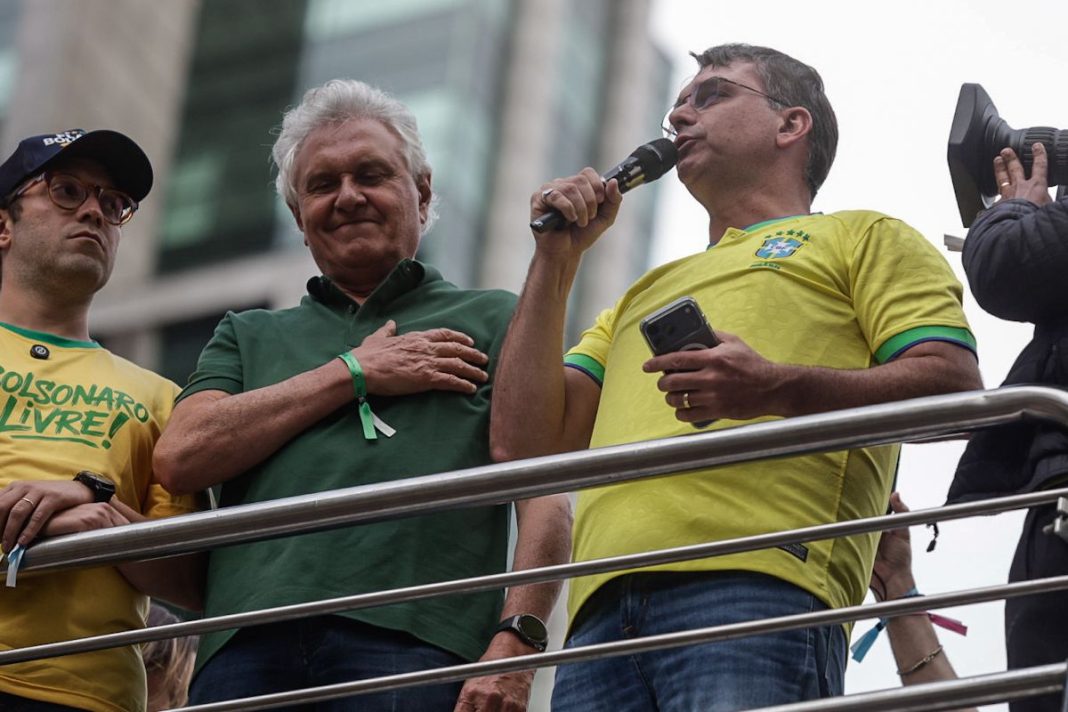 Em ato na Avenida Paulista, Flávio Bolsonaro adota discurso voltado ao público feminino, critica o governo Lula e evita ataques nominais a ministros do STF em ensaio eleitoral para 2026