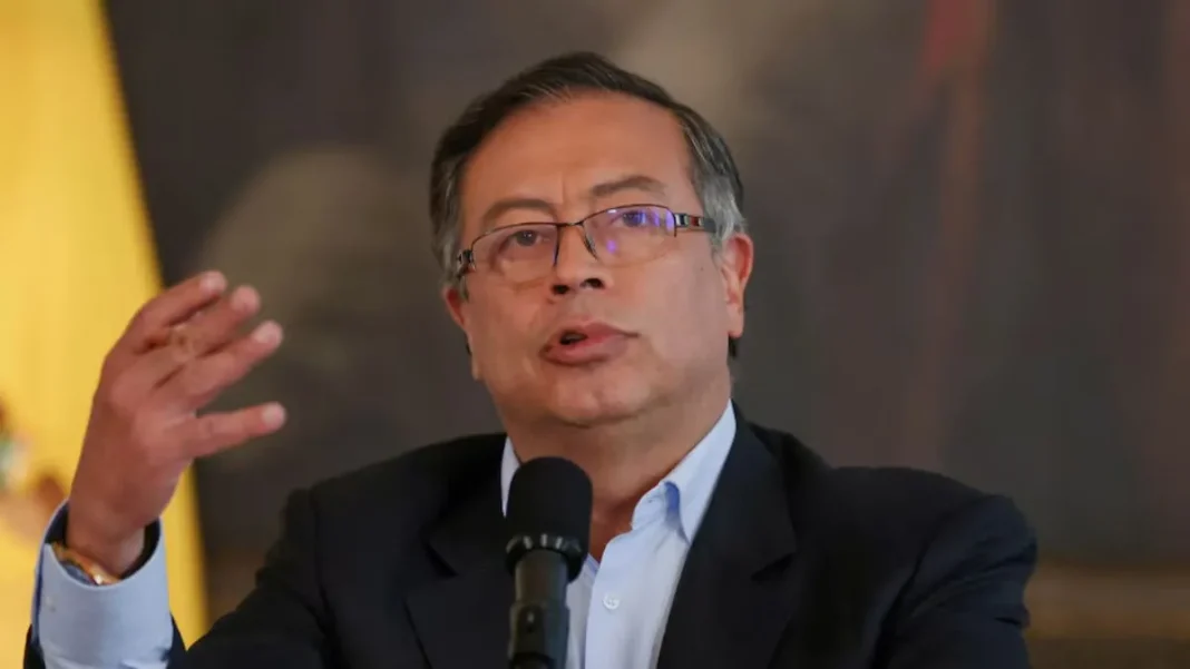 Presidente da Colômbia, Gustavo Petro, durante pronunciamento sobre a crise na fronteira com o Equador em março de 2026.