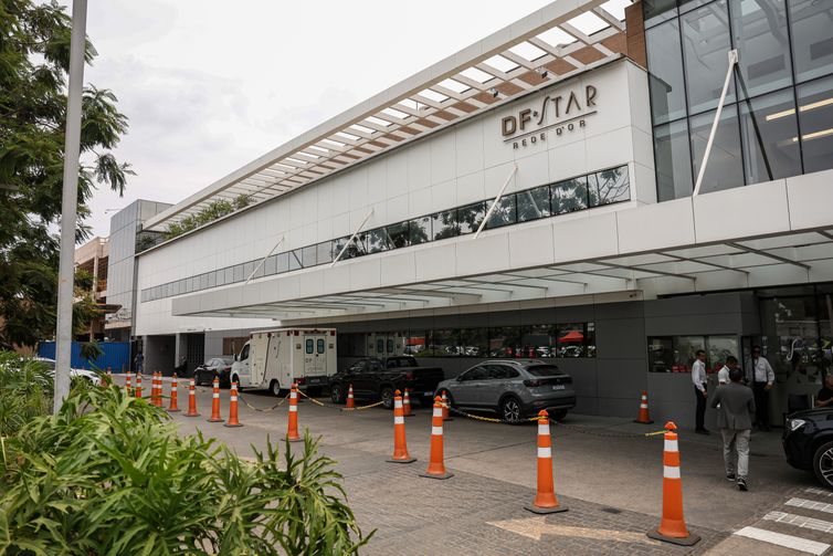 Fachada do Hospital DF Star em Brasília, onde o ex-presidente Jair Bolsonaro está internado na UTI sob cuidados médicos.