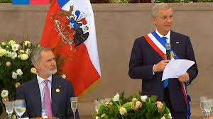 Presidente José Antonio Kast sorridente em um refeitório, segurando uma bandeja de comida enquanto conversa com servidores do palácio.