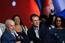 Presidente Lula discursando em evento oficial ao lado do prefeito Eduardo Paes no Rio de Janeiro.