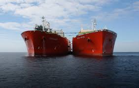Navio petroleiro em alto mar realizando manobra de alteração de rota.