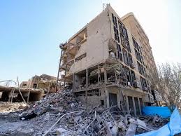 Prédio da Assembleia de Especialistas destruído por ataque aéreo em Qom, Irã, em 3 de março de 2026