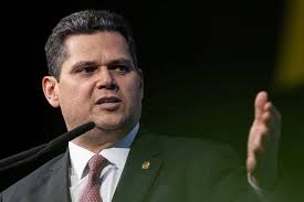 senador Davi Alcolumbre e Daniel Vorcaro em destaque, representando a tensão política em Brasília sobre a investigação do Banco Master e Amprev.