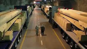 silo de mísseis subterrâneo com radares e drones monitorando a superfície.