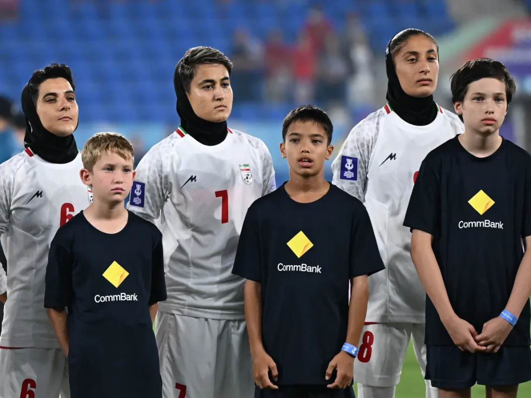 jogadoras da seleção feminina do Irã durante treino ou partida oficial, focando na união do grupo.