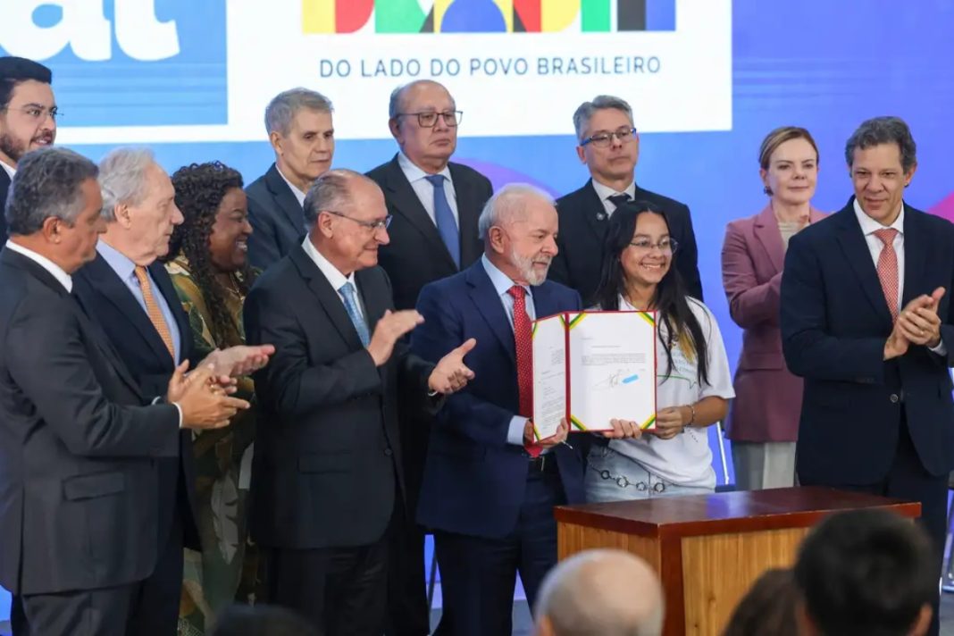 Presidente Lula assinando documento oficial no Palácio do Planalto, simbolizando a sanção da Lei Felca para proteção de menores na internet.