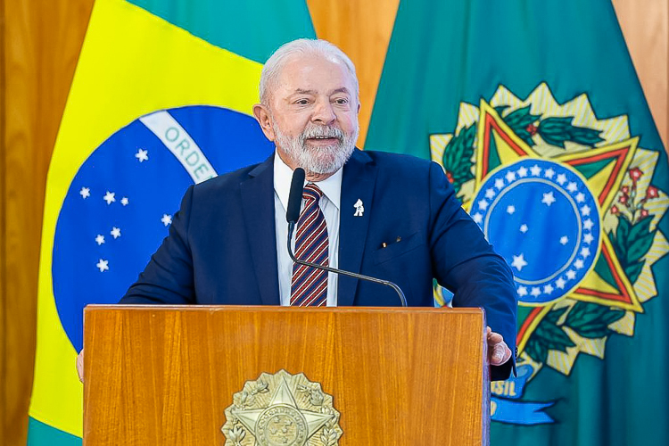 Presidente Lula discursando em púlpito durante evento político em Brasília.