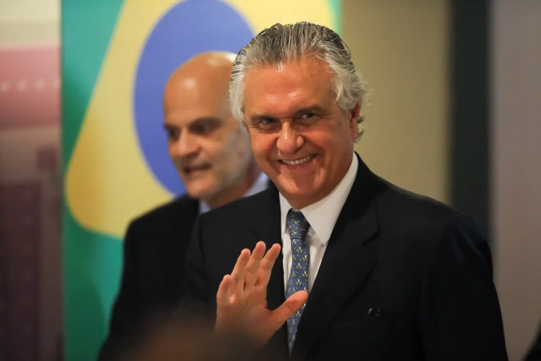 Aperto de mãos entre representantes de Goiás e dos Estados Unidos em um ambiente corporativo moderno, simbolizando cooperação e tecnologia.