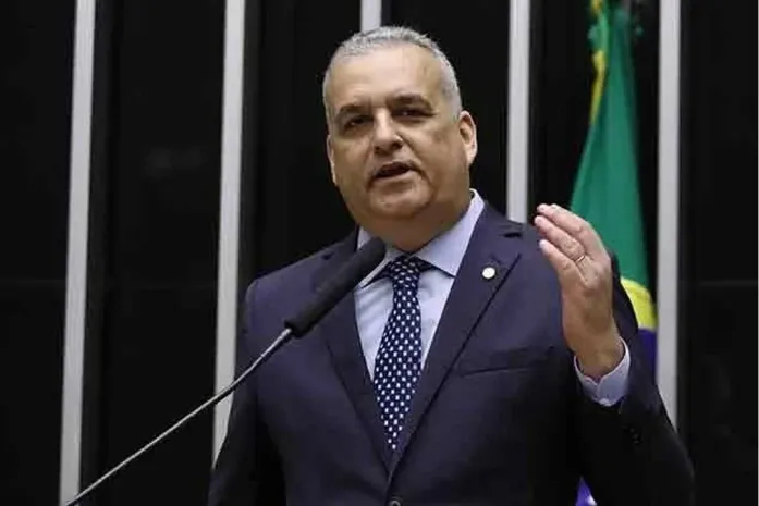Deputado Alfredo Gaspar gesticulando durante sessão conturbada na CPMI do INSS em Brasília.