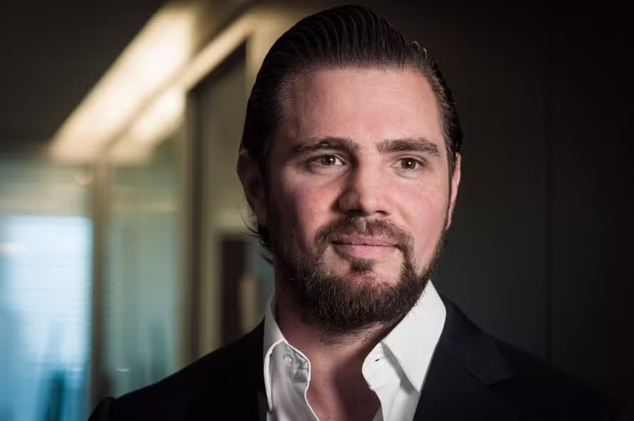 banqueiro Daniel Vorcaro durante transferência para a Superintendência da Polícia Federal em Brasília.