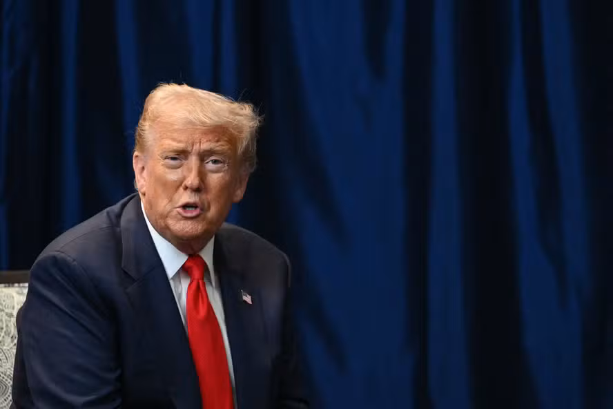 Presidente Donald Trump gesticulando durante coletiva de imprensa na Casa Branca.