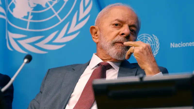 Foto do presidente Lula discursando sobre as relações bilaterais entre Brasil e Estados Unidos após crise diplomática com a Polícia Federal.