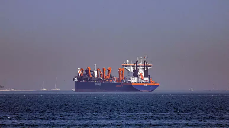 Cargueiros navegando próximo ao Estreito de Ormuz sob vigilância.