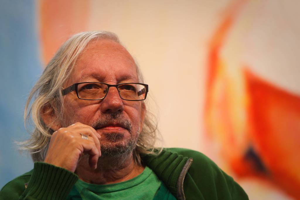 Antônio Risério em entrevista criticando manipulação de dados raciais pelo IBGE, com expressão séria e fundo neutro