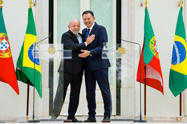 Presidente Lula e Primeiro-Ministro Luís Montenegro durante declaração à imprensa em Lisboa, Portugal.