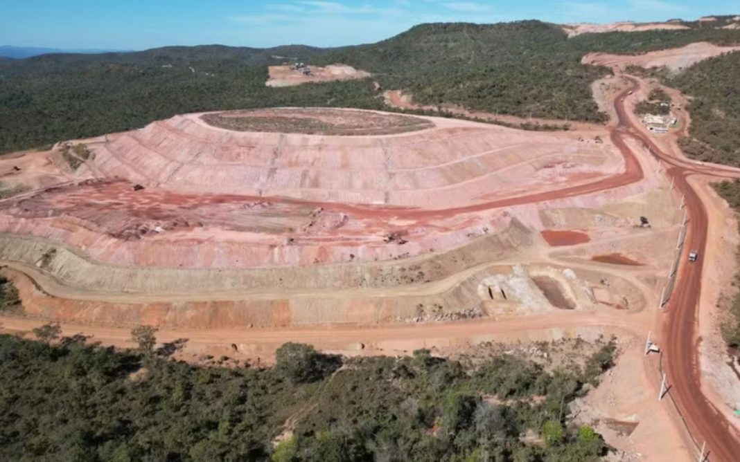 Vista aérea da mina de Pela Ema em Minaçu, Goiás, a única produtora de terras raras pesadas do Brasil.
