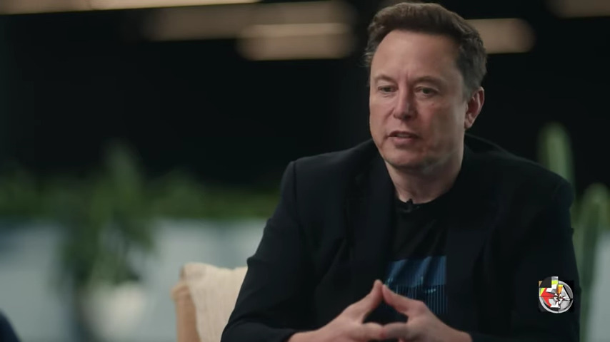 Elon Musk em conferência falando sobre fé e valores cristãos.
