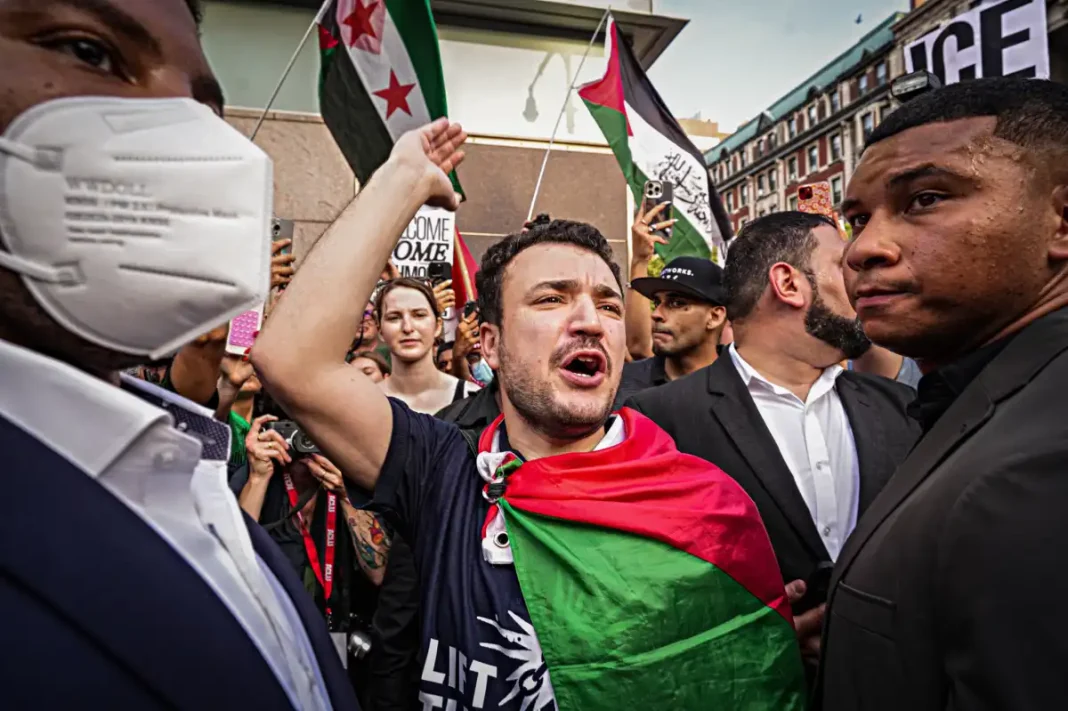 Mahmoud Khalil discursando durante os protestos na Universidade de Columbia