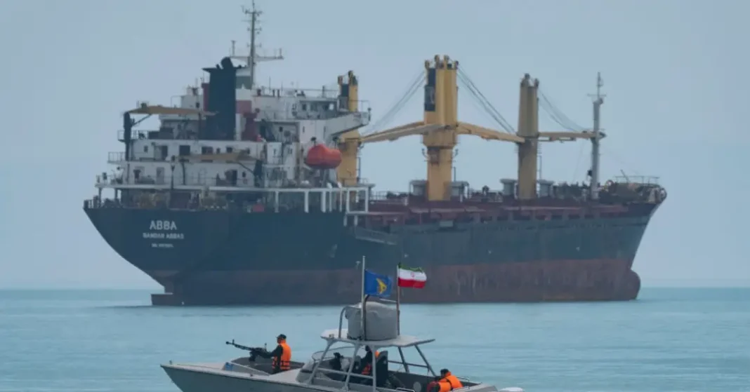 Navios de carga parados próximos ao Estreito de Ormuz devido ao bloqueio naval do Irã.