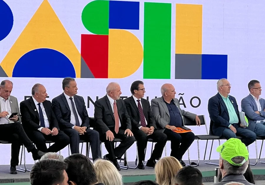 Lula gesticula durante discurso em encontro com representantes sindicais no Palácio do Planalto.