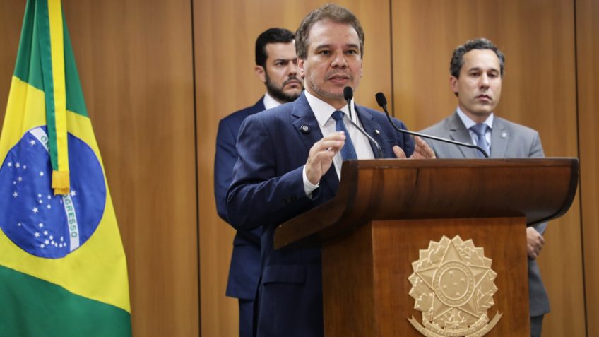 Oposição protocola pedido de impeachment contra Ministro da Justiça Wellington César