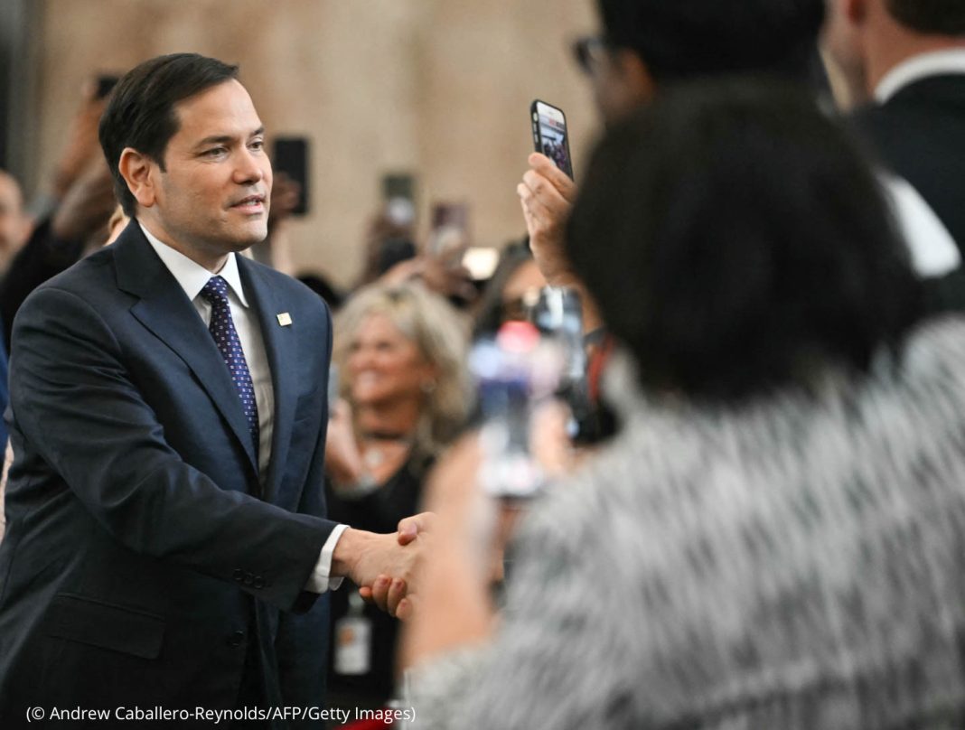 Secretário de Estado Marco Rubio ou agentes do ICE realizando operações de imigração.