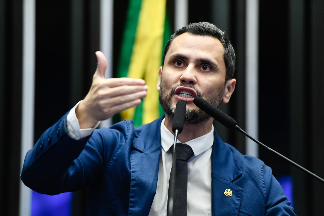 Cleitinho exige impeachment de ministros do STF em discurso inflamado no Senado