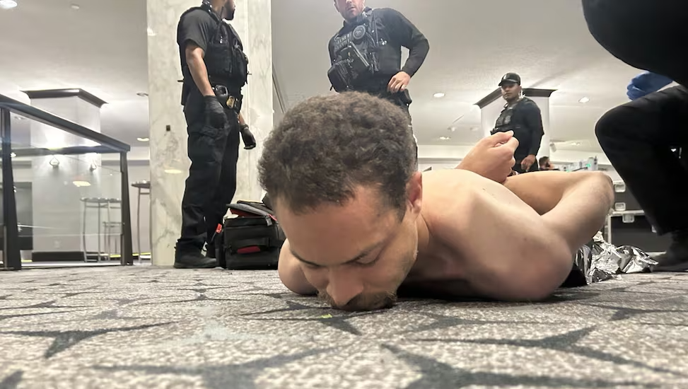 Fachada de hotel em Washington isolada por fitas amarelas da polícia após a prisão de Cole Allen.