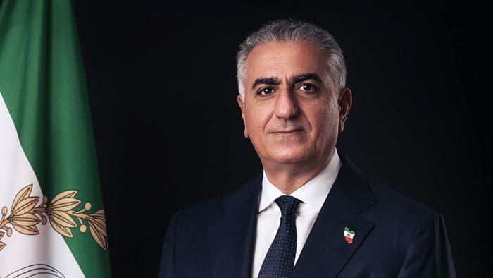 Príncipe Reza Pahlavi em entrevista oficial respondendo a jornalistas.