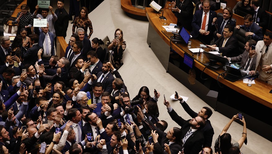 O clima de comemoração da oposição no plenário