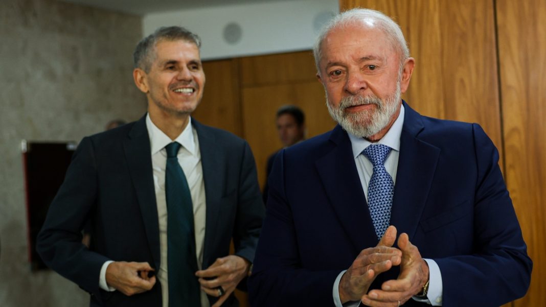 O ministro da Secom, Sidônio Palmeira, conversando com o presidente Lula durante evento do VLT em Salvador.