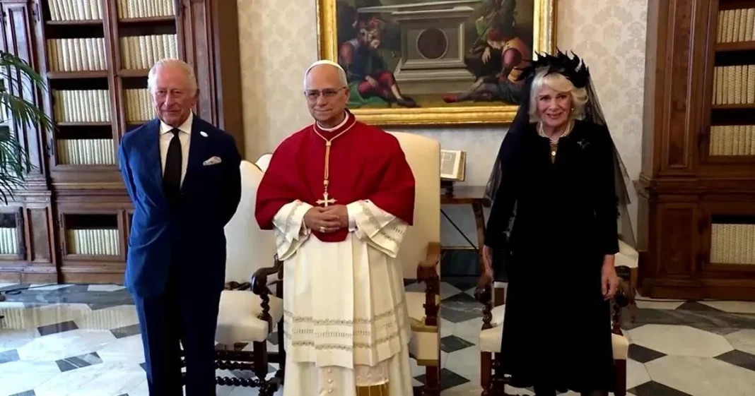 Rei Charles III em evento oficial cercado por líderes de diferentes religiões.