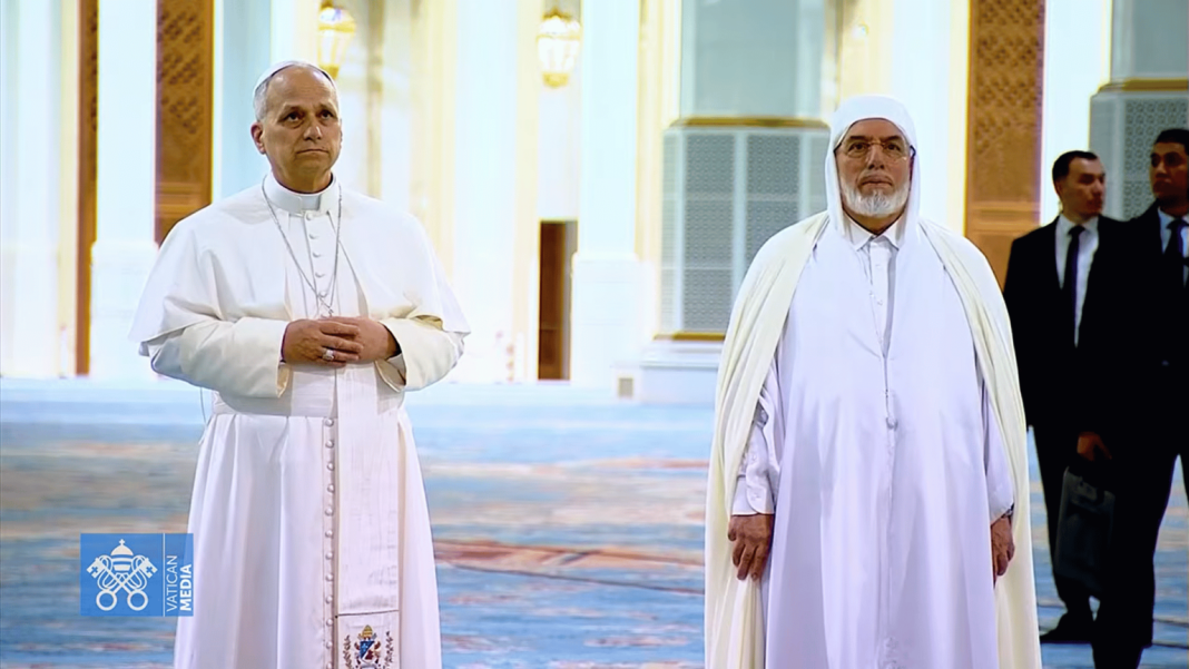Papa Leão XIV descalço entrando na Grande Mesquita de Argel em sinal de respeito, abril de 2026.
