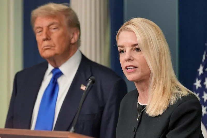 Donald Trump e Pam Bondi em evento oficial na Casa Branca.