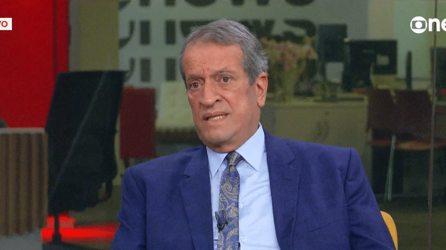 Valdemar Costa Neto durante entrevista em estúdio de televisão comentando política nacional.