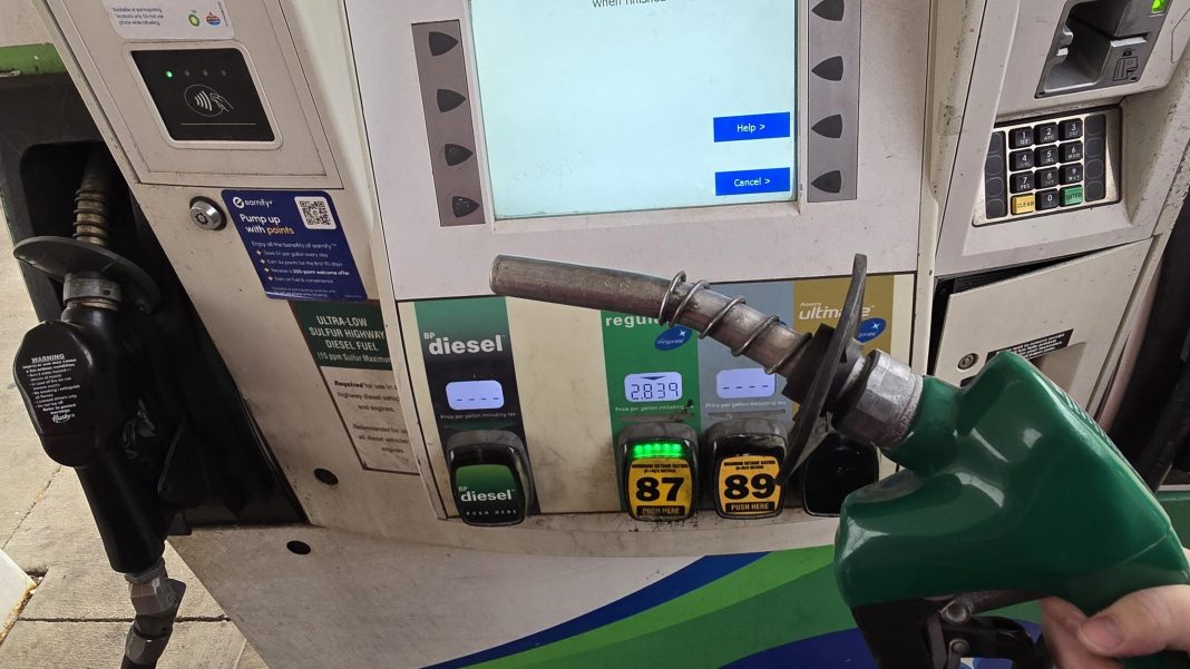 Governo Trump investiga preços abusivos da gasolina após conflito com Irã