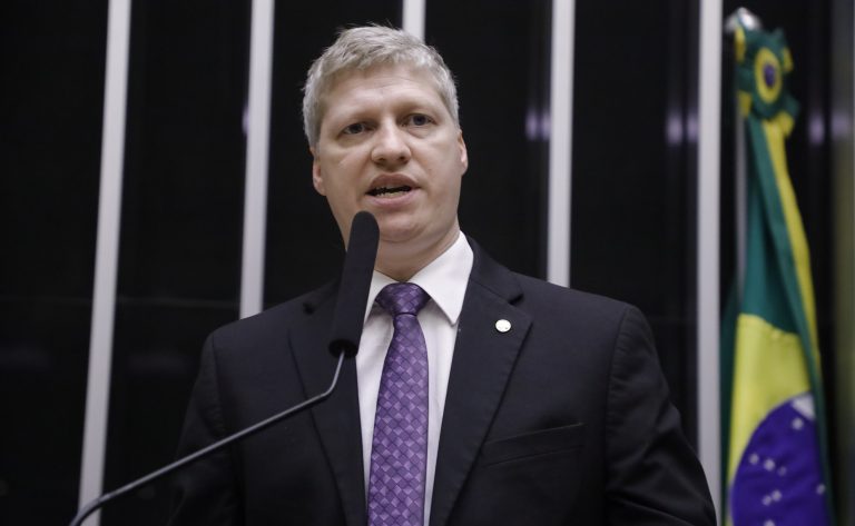 PEC da jornada flexível avança no Senado como alternativa ao fim do 6x1