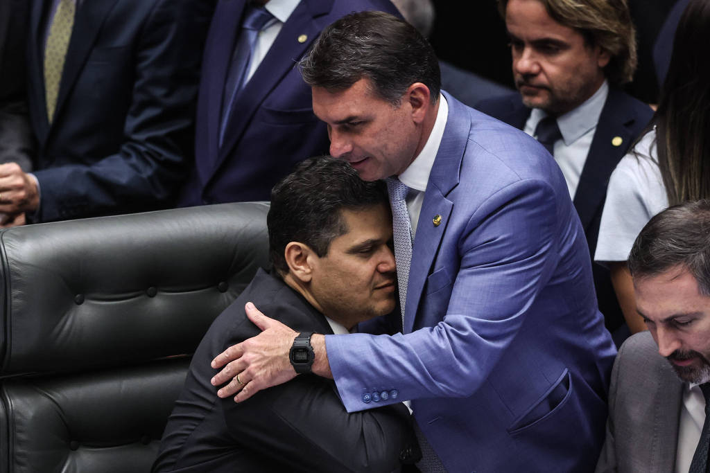 Senador Davi Alcolumbre em discurso no plenário do Senado Federal articulando votações.