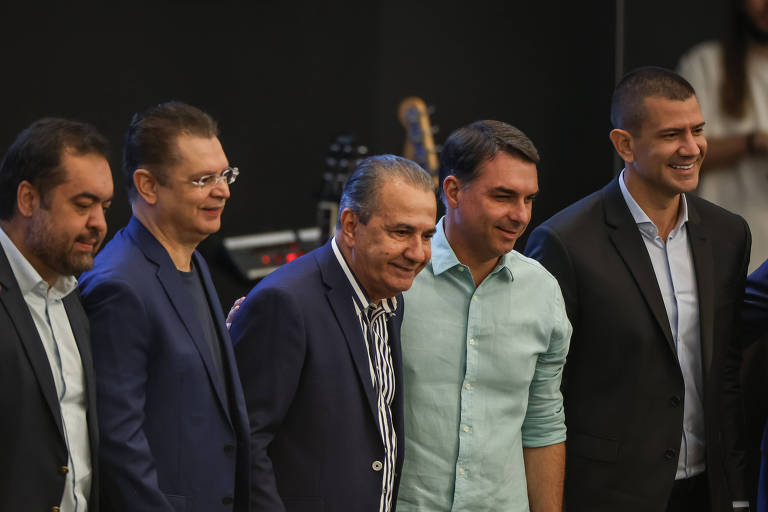 Flávio Bolsonaro e Silas Malafaia oficializam aliança presidencial em culto no Rio