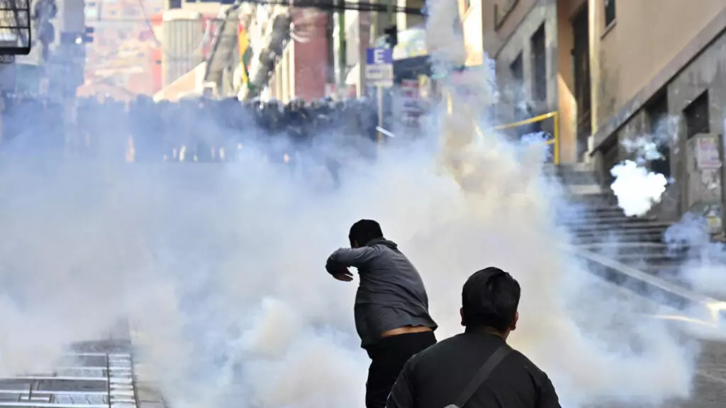 Manifestantes bloqueiam ruas em La Paz durante forte onda de protestos contra o governo na Bolívia.